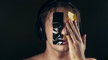 Genç adam bantlanmış ağızlı. siyah bir arka plan üzerinde. 4k.