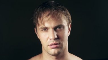 Genç adam bantlanmış ağızlı. siyah bir arka plan üzerinde. 4k.