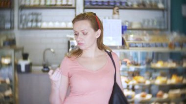 Genç kadın kek baker içinde seçme. 4 k, yavaş hareket, yakın çekim