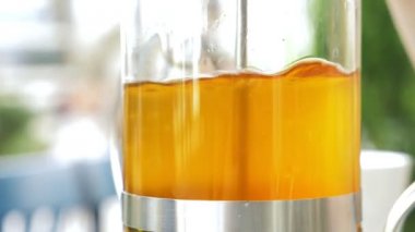 Bir sürahi - çay içinde bira çay çay kaynatma içinde yüzen bırakır. zencefil ve limon