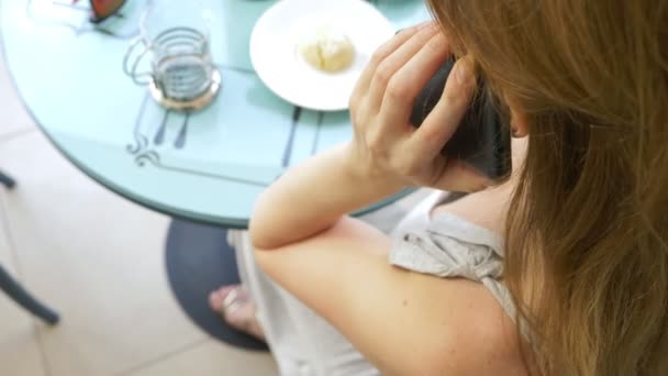 Το smartphone πέφτει στην άσφαλτο στο δρόμο. κοπέλα στο καφενείο έσπασε το τηλέφωνο — Αρχείο Βίντεο
