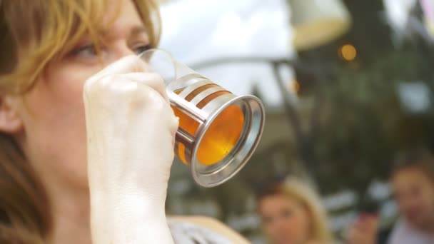 La chica está bebiendo té con Sitting en un café de verano. Vidrio transparente . — Vídeos de Stock