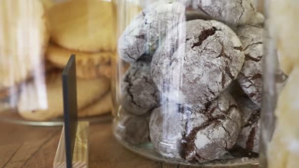 Biscoitos em jarros de vidro em uma janela de loja de doces. 4k, câmera lenta — Vídeo de Stock