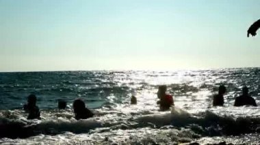 Unrecognizability sahilde günbatımı sırasında dinlenmek insan silüeti.