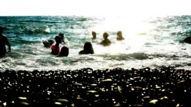 Unrecognizability sahilde günbatımı sırasında dinlenmek insan silüeti.