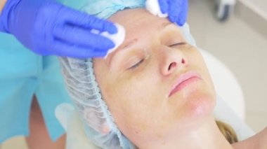 Güzellik prosedürü kapatın. Şevval özçelik güzellik temizlik yüz maskesi. Peeling. Güzellik ve vücut cilt bakımı. yavaş hareket 4k