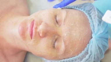 Güzellik prosedürü kapatın. Şevval özçelik güzellik temizlik yüz maskesi. Peeling. Güzellik ve vücut cilt bakımı. yavaş hareket 4k