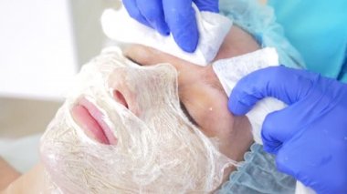bir dermatolog doktor ofisinde yüz temizliği için yordam. 4 k, yakın çekim, ağır çekim. Aşılama için virüslü Püstüllü sivilce sıkma