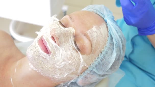 Närbild av skönhet förfarande. Kosmetolog rengöring ansiktsmask. Peeling. Skönhets- och hudvård. slowmotion 4k — Stockvideo