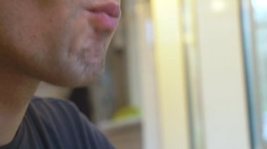 Genç adam suşi çubukla yemek Cafe. 4k, yakın çekim.