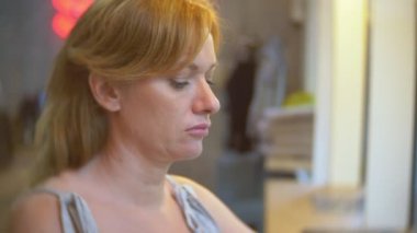 Genç kadın çubukla suşi yemek Cafe. 4k, yakın çekim.