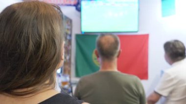 Yerel barda televizyonda futbol maçı izliyor. Gıda, bira. bir kupa bira odak ile bir Tv ekranında bir yayın bir futbol ile bulanıklık. 4k