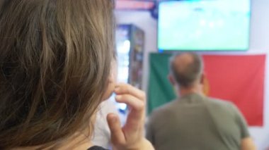 Yerel barda televizyonda futbol maçı izliyor. Gıda, bira. bir kupa bira odak ile bir Tv ekranında bir yayın bir futbol ile bulanıklık. 4k