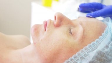 Güzellik prosedürü kapatın. Şevval özçelik güzellik temizlik yüz maskesi. Peeling. Güzellik ve vücut cilt bakımı. yavaş hareket 4k