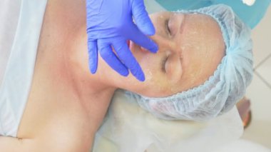 Güzellik prosedürü kapatın. Şevval özçelik güzellik temizlik yüz maskesi. Peeling. Güzellik ve vücut cilt bakımı. yavaş hareket 4k