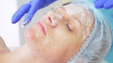 Güzellik prosedürü kapatın. Şevval özçelik güzellik temizlik yüz maskesi. Peeling. Güzellik ve vücut cilt bakımı. yavaş hareket 4k