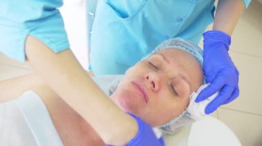 Güzellik prosedürü kapatın. Şevval özçelik güzellik temizlik yüz maskesi. Peeling. Güzellik ve vücut cilt bakımı. yavaş hareket 4k