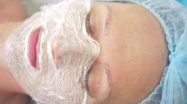 Güzellik prosedürü kapatın. Şevval özçelik güzellik temizlik yüz maskesi. Peeling. Güzellik ve vücut cilt bakımı. yavaş hareket 4k