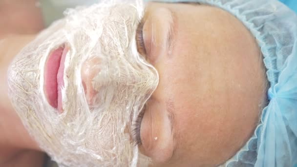 Close up van schoonheid procedure. Schoonheidsspecialiste schoonmaak gezichtsmasker. Peeling. Schoonheids- en huidverzorging. Slowmotion 4k — Stockvideo