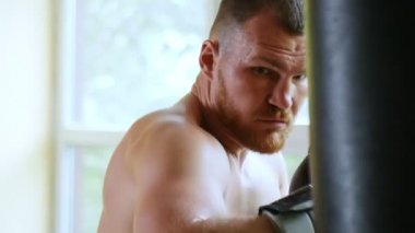 profesyonel sporcu bir boksör dövüş sanatları salonunda eğitiyor. Avrupa Genç spor salonunda. 4k,