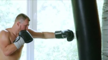 profesyonel sporcu bir boksör dövüş sanatları salonunda eğitiyor. Avrupa Genç spor salonunda. 4k,