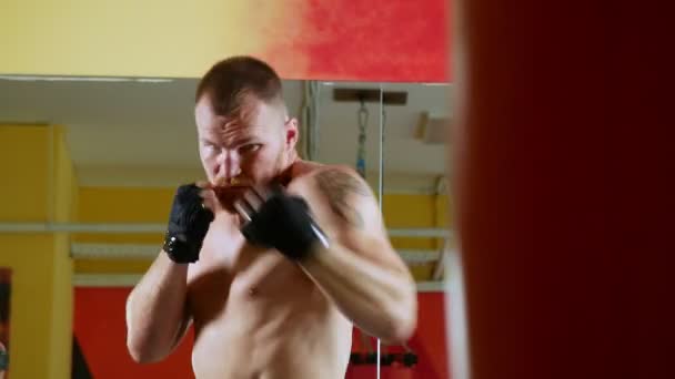 一个职业运动员在武术大厅里有一辆拳击手的火车。年轻的欧洲男人在健身房。4k, — 图库视频影像