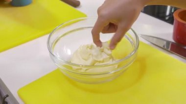 Ana sınıfı pişirme. Çocuk bir profesyonel chef mutfak ile yemek hazırlayın. 4k.