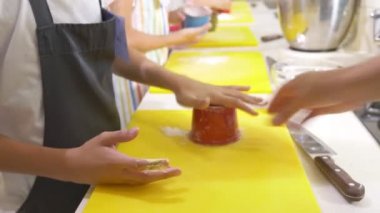 Ana sınıfı pişirme. Çocuk bir profesyonel chef mutfak ile yemek hazırlayın. 4k.