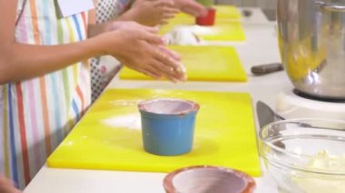 Ana sınıfı pişirme. Çocuk bir profesyonel chef mutfak ile yemek hazırlayın. 4k.