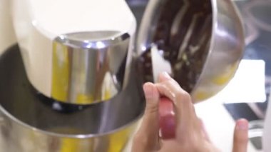 Ana sınıfı pişirme. Çocuk bir profesyonel chef mutfak ile yemek hazırlayın. 4 k. krem çikolata yapma süreci