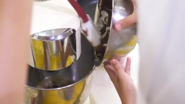 Ana sınıfı pişirme. Çocuk bir profesyonel chef mutfak ile yemek hazırlayın. 4k.