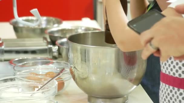 Meisterkurs über Kochen. Kinder bereiten Mahlzeiten mit einem professionellen Koch in der Küche zu. 4k. — Stockvideo