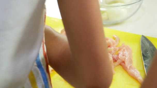 Snijd de kip. Masterclass over koken. Kinderen maaltijden met een professionele chef-kok in de keuken. 4k. — Stockvideo