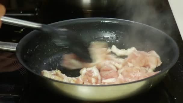Faire frire le filet de poulet dans une poêle. Master class sur la cuisine. Les enfants préparent les repas avec un chef professionnel dans la cuisine. 4K .