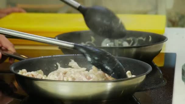 Goreng fillet ayamnya dalam wajan. Kelas memasak master. Anak-anak menyiapkan makanan dengan koki profesional di dapur. 4K . — Stok Video