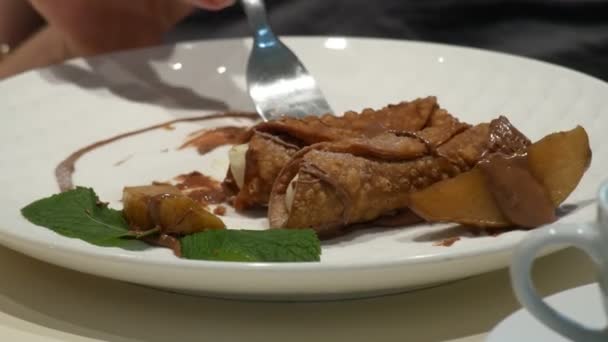 Cerca. cannoli con pera y chocolate, alguien come postre en un restaurante. 4k — Vídeos de Stock