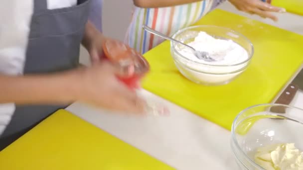 Master klasse på madlavning. Børn tilbereder måltider med en professionel kok i køkkenet. 4K . – Stock-video
