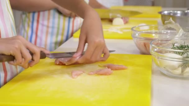 Snijd de kip. Masterclass over koken. Kinderen maaltijden met een professionele chef-kok in de keuken. 4k. — Stockvideo