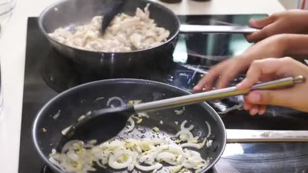 Usmażyć filet z kurczaka na patelni. Klasy mistrzowskiej na gotowanie. Dzieci przygotowują posiłki z profesjonalnego szefa kuchni w kuchni. 4k. — Wideo stockowe