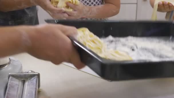 Att göra nudlar. Att göra spagetti med en traditionell stil pastamaskin. Tillagningen. 4 k. närbild. Kocken använder pasta skärmaskin. — Stockvideo