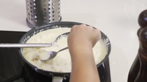 Taglia il pollo. Corso di cucina. I bambini preparano i pasti con uno chef professionista in cucina. 4K . — Video Stock