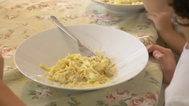 4 k, närbild, någon äta en pasta på en restaurang. — Stockvideo