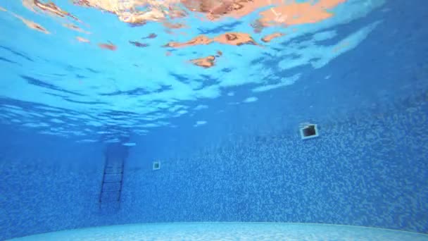 Lesklý, jasný, čistý a transparentní vodu v bazénu. Kopírovat prostoru. Pozadí. pohled na bazén pod vodou. 4k — Stock video