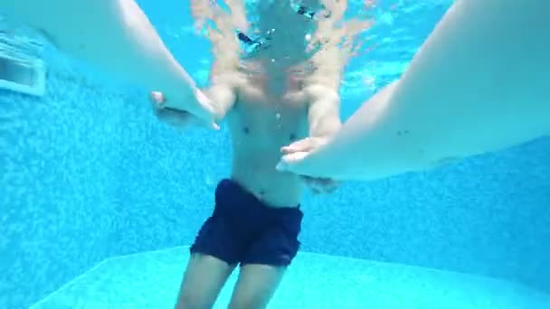 4 k. se under vatten. Ett par man och kvinna, simmar under vattnet tillsammans. — Stockvideo