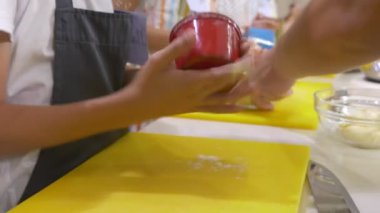 Ana sınıfı pişirme. Çocuk bir profesyonel chef mutfak ile yemek hazırlayın. 4k.