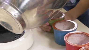 Ana sınıfı pişirme. Çocuk bir profesyonel chef mutfak ile yemek hazırlayın. 4k.