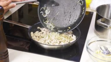 Bir tavada tavuk fileto fry. Ana sınıfı pişirme. Çocuk bir profesyonel chef mutfak ile yemek hazırlayın. 4k.