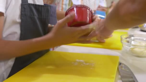 Meisterkurs über Kochen. Kinder bereiten Mahlzeiten mit einem professionellen Koch in der Küche zu. 4k. — Stockvideo