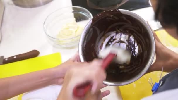 料理のマスター クラス。子供は、キッチンでプロのシェフと食事を準備します。4 k. チョコレート クリームを作るプロセス — ストック動画