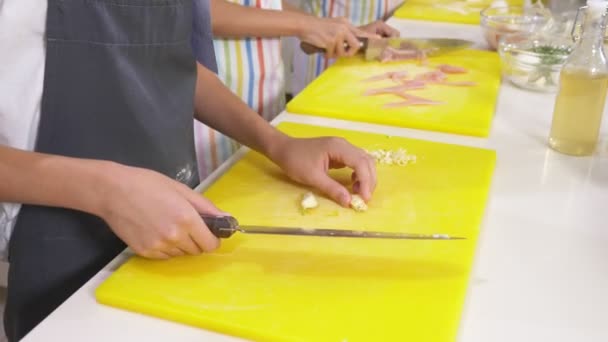 Meisterkurs Über Kochen Kinder Bereiten Mahlzeiten Mit Einem Professionellen Koch — Stockvideo